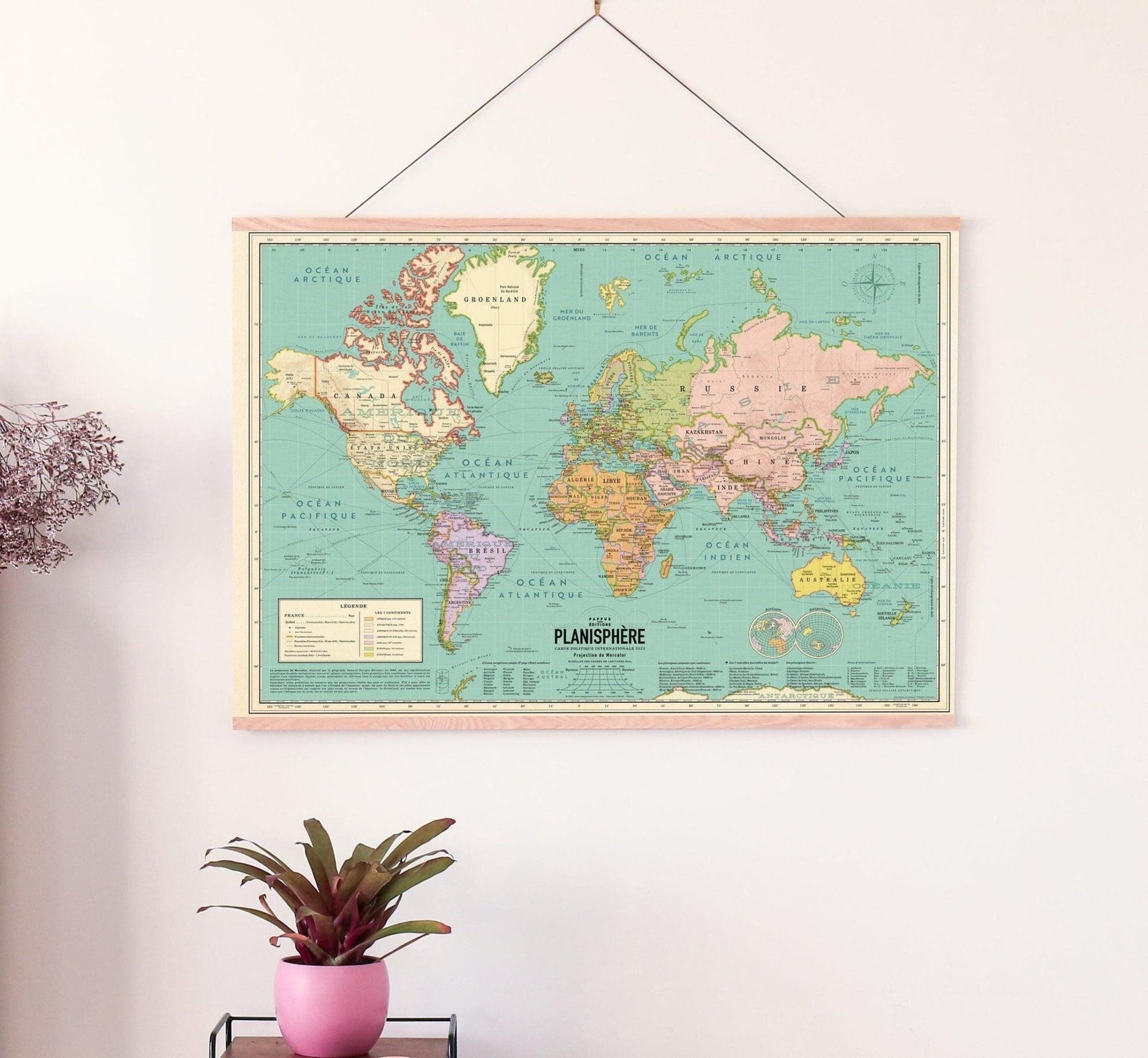 Kit affiche Carte du monde 2022 XL style vintage en Français 100 cm x 70 cm avec porte affiche aimanté - PAPPUS EDITIONS