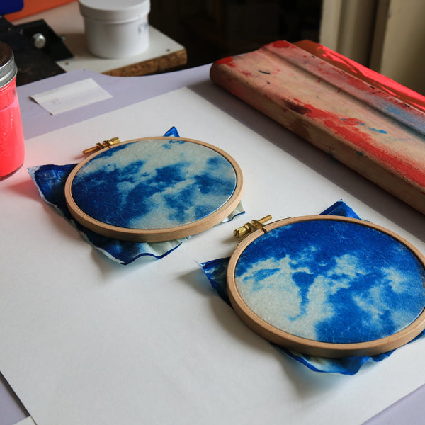 Diptyque n°4 : Quand l'ombre fait la lumière, cyanotypes sur papier japonais et tambour à broderie