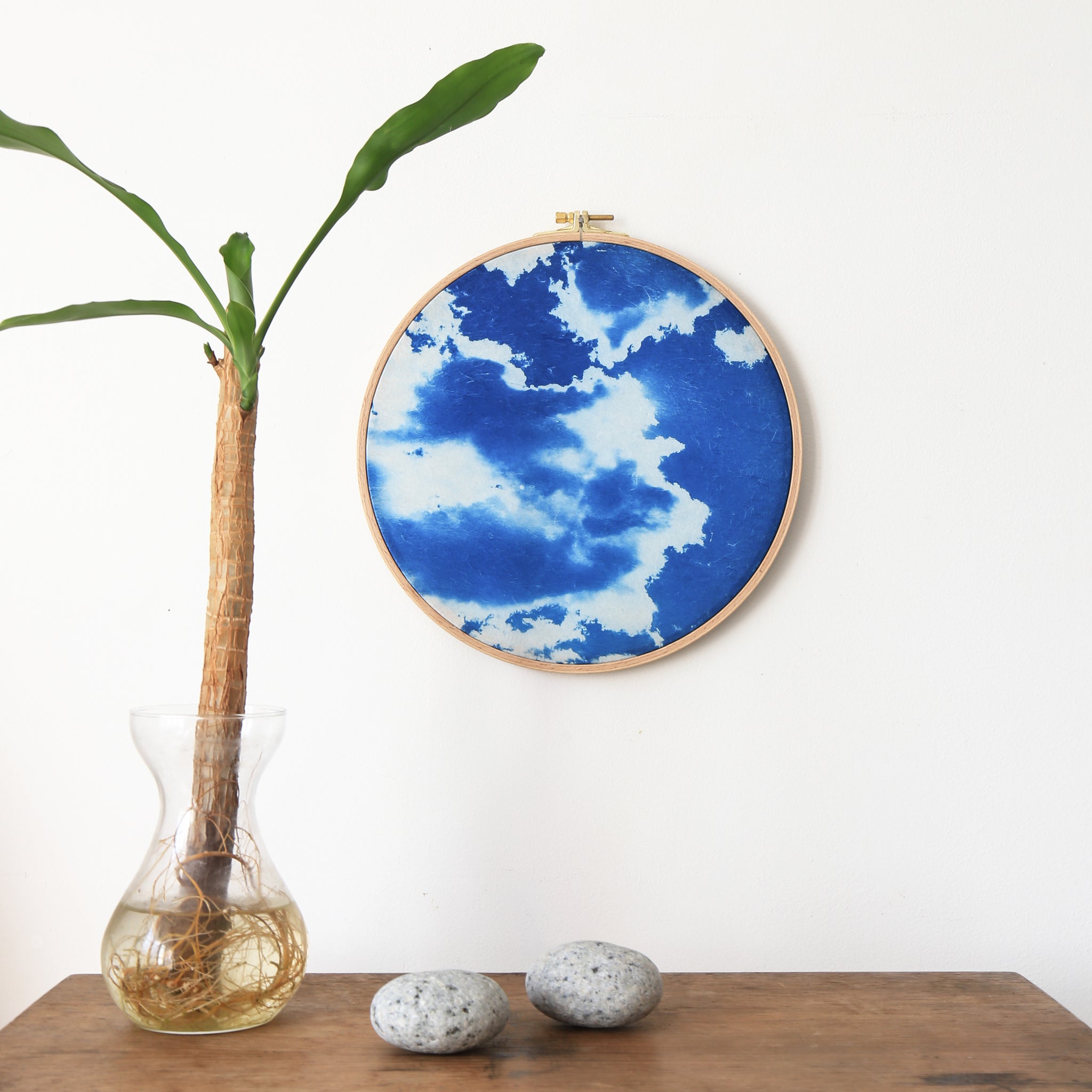 Quand l'ombre fait la lumière, ciel, cyanotype sur papier japonais et tambour à broderie