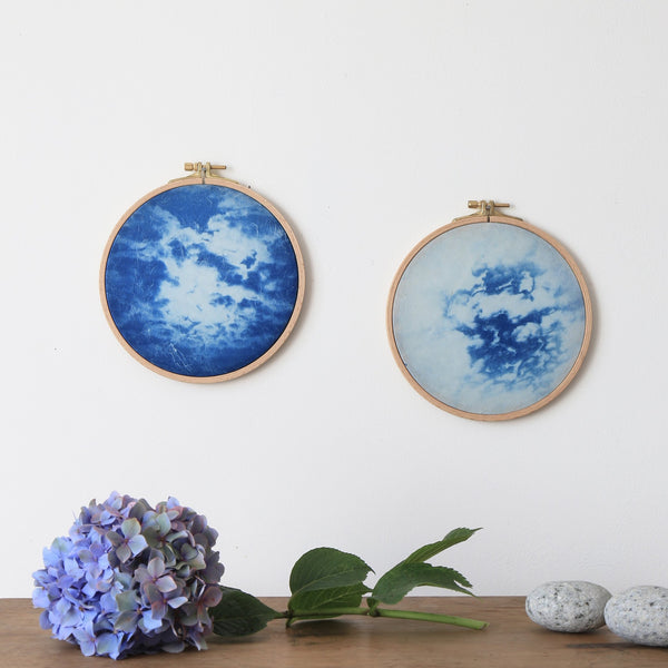 Diptyque Quand l'ombre fait la lumière, Lune, cyanotypes sur papier japonais et tambour à broderie
