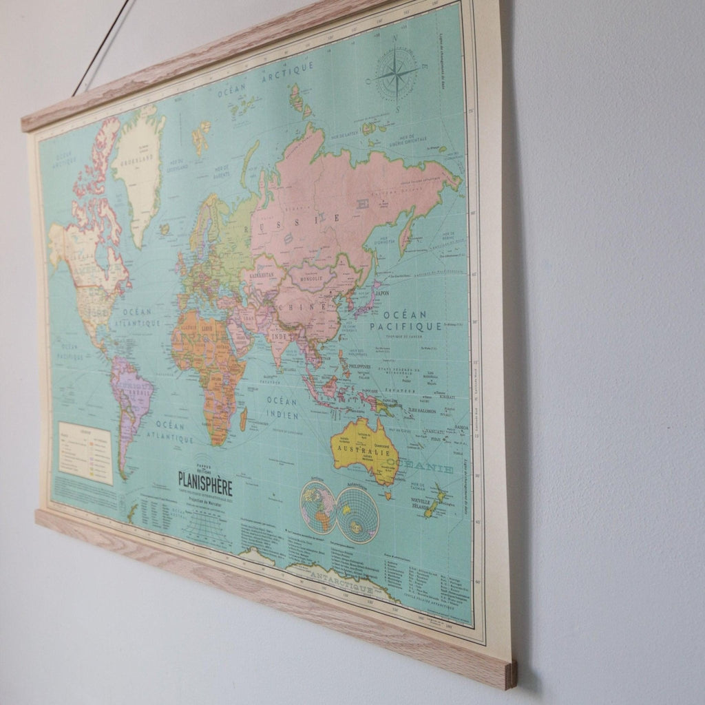 Kit affiche Carte du monde 2022 XL style vintage en Français 100 cm x 70 cm avec porte affiche aimanté - PAPPUS EDITIONS