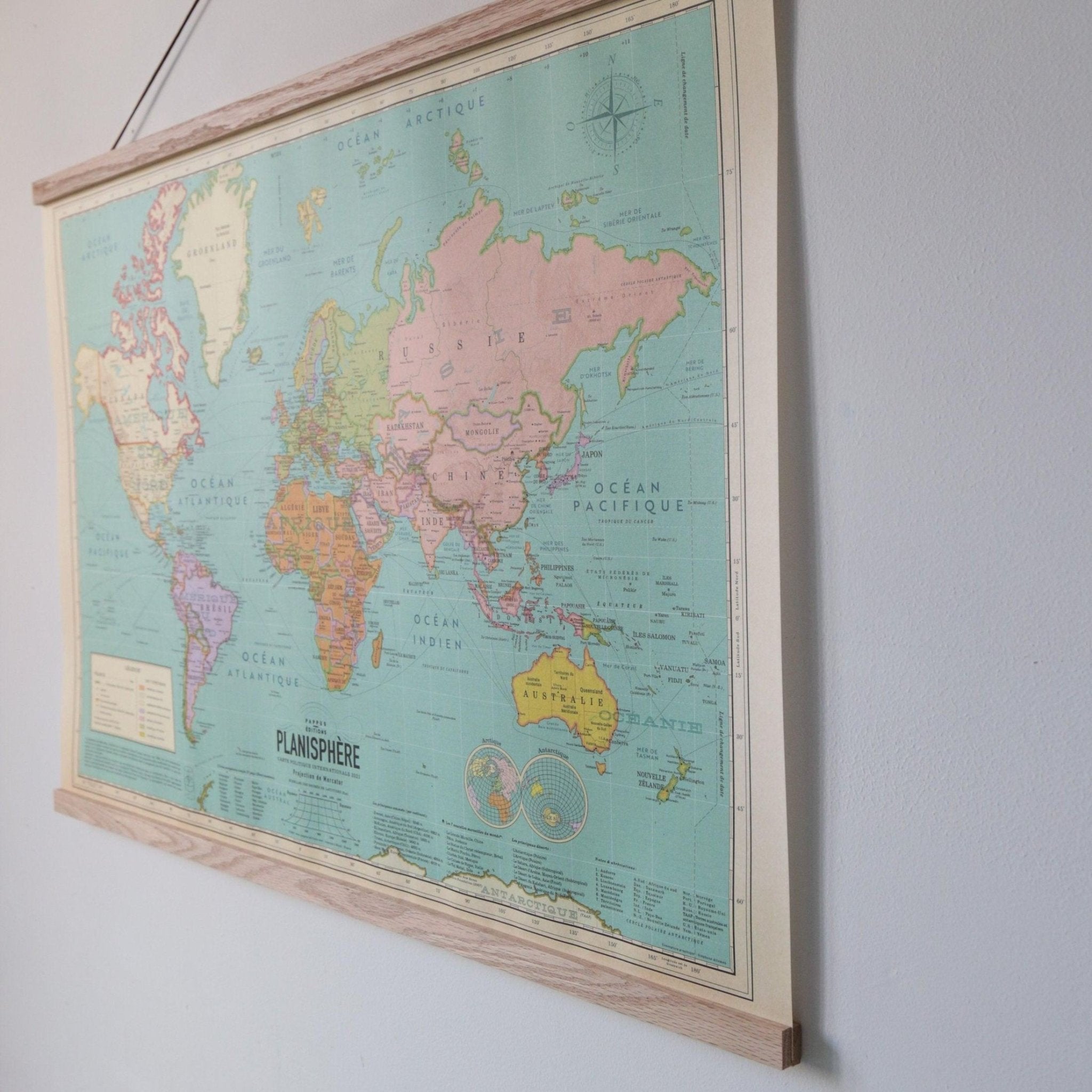 Kit affiche Carte du monde 2022 XL style vintage en Français 100 cm x 70 cm avec porte affiche aimanté - PAPPUS EDITIONS