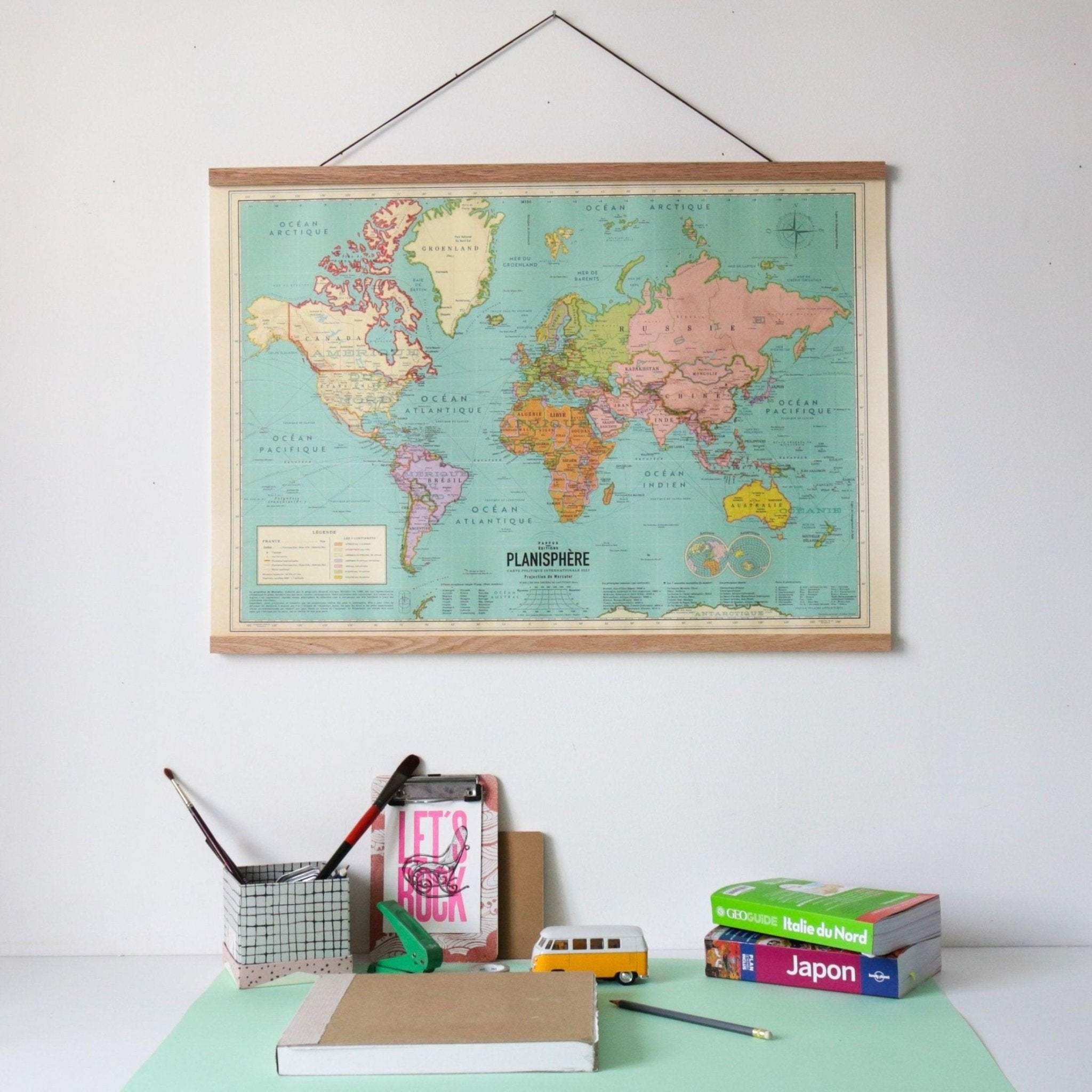 Kit affiche Carte du monde 2022 XL style vintage en Français 100 cm x 70 cm avec porte affiche aimanté - PAPPUS EDITIONS